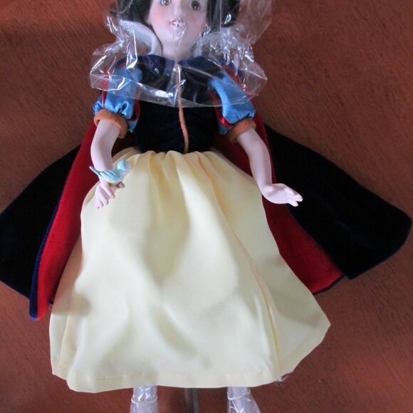 Snow White Porcelain Doll - Picture 10 of 10